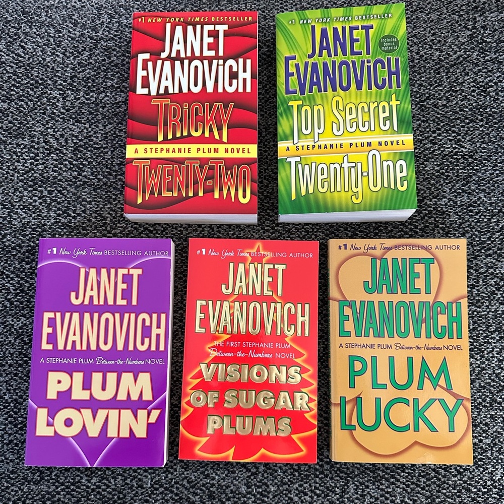 EUC Book Bundle: Stephanie Plum Series, Books 21-22/Holiday Novellas